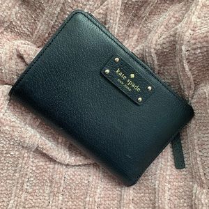 Kate Spade leather wallet. In great conditions!